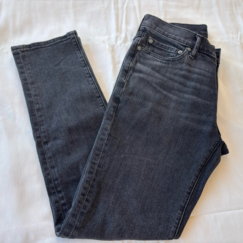 Abercrombie & fitch men’s skinny jean denim pants. Excellent condition like new.